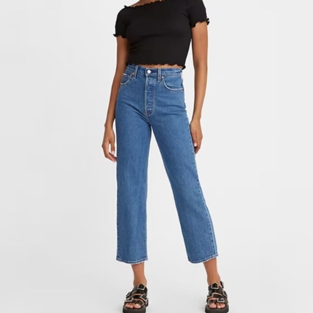 Levi's High-Rise Cropped Straight Jeans in Medium Blue